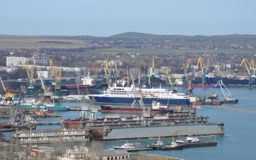 Суда на рейде Крыма. Фото по ссылке http://ugyalta.com/news/morskie_porty_kryma_gotovy_k_priemu_bolshikh_obemov_gru/