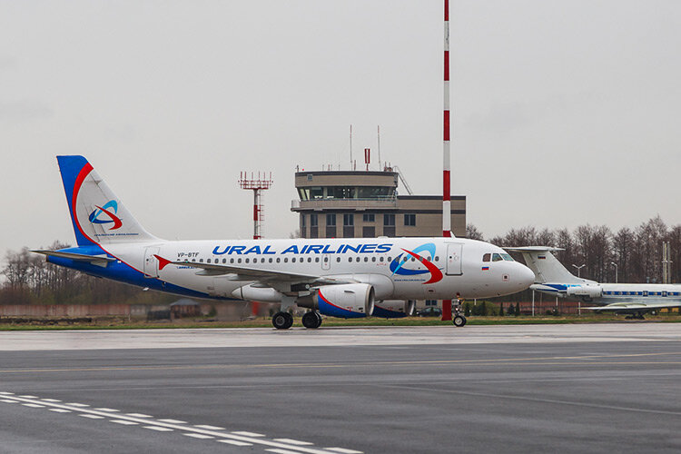 Самолет "Уральских авиалиний". Фото Igor Mihelevich с сайта Wikipedia.org