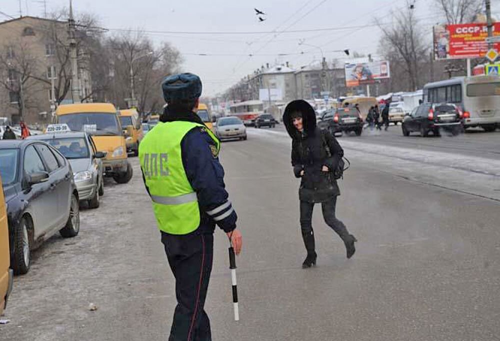 Пешеход, переходящий дорогу в неположенном месте