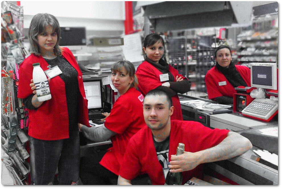 Поверьте, продавцы сами не рады предлагать всякие "нужности" по акции на кассе.