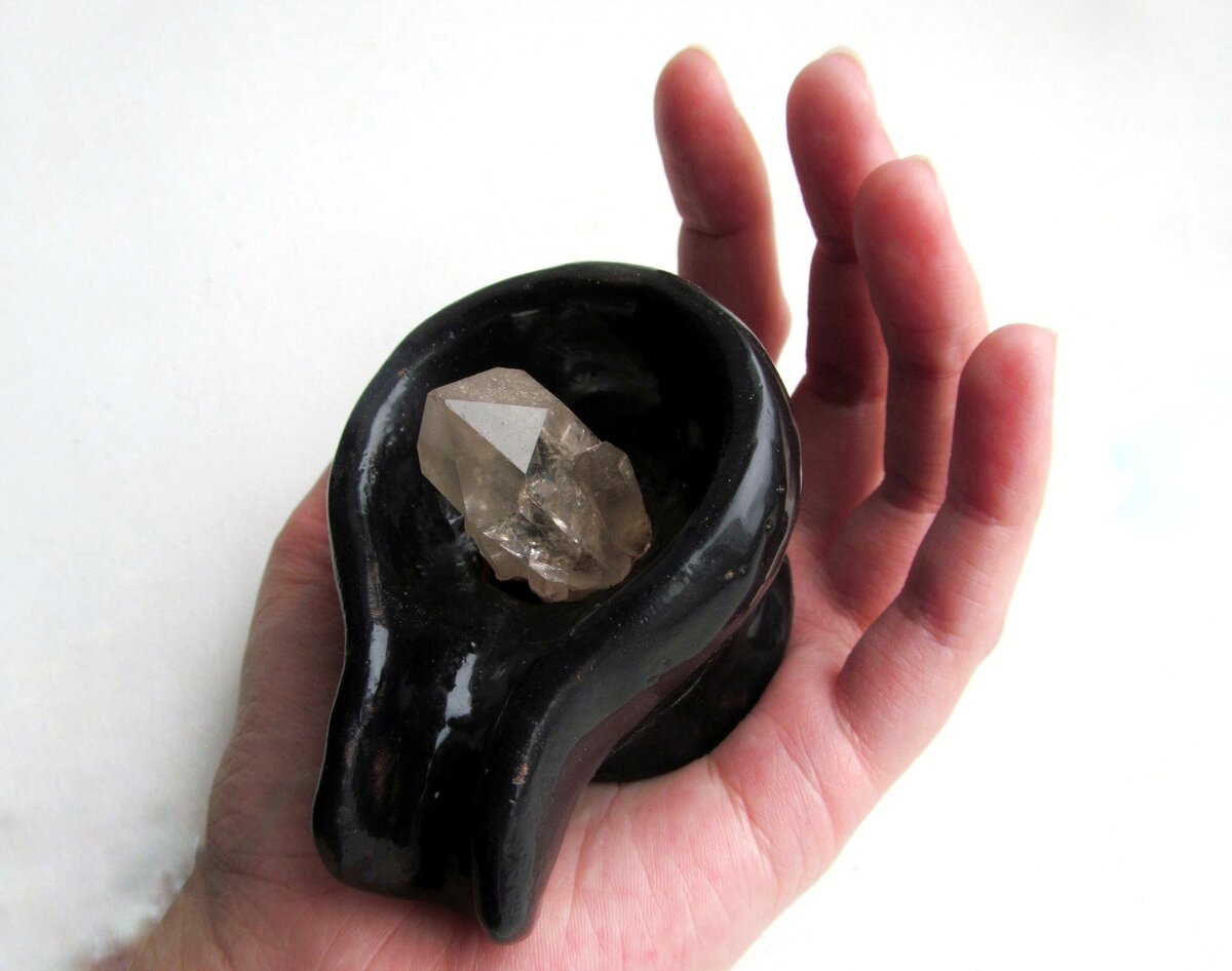 Шивалингам с кварцем из керамики моей работы.