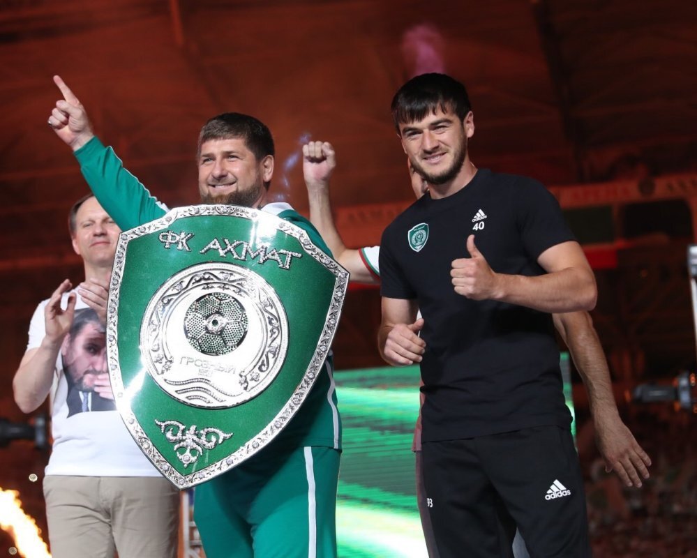 Рамзан Кадыров с эмблемой фк "Ахмат"