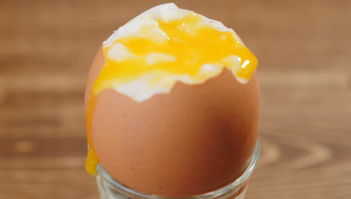Яйца всмятку. Приспособление для варки яиц всмятку. Подставка для яйца всмятку купить. Обожает яйца