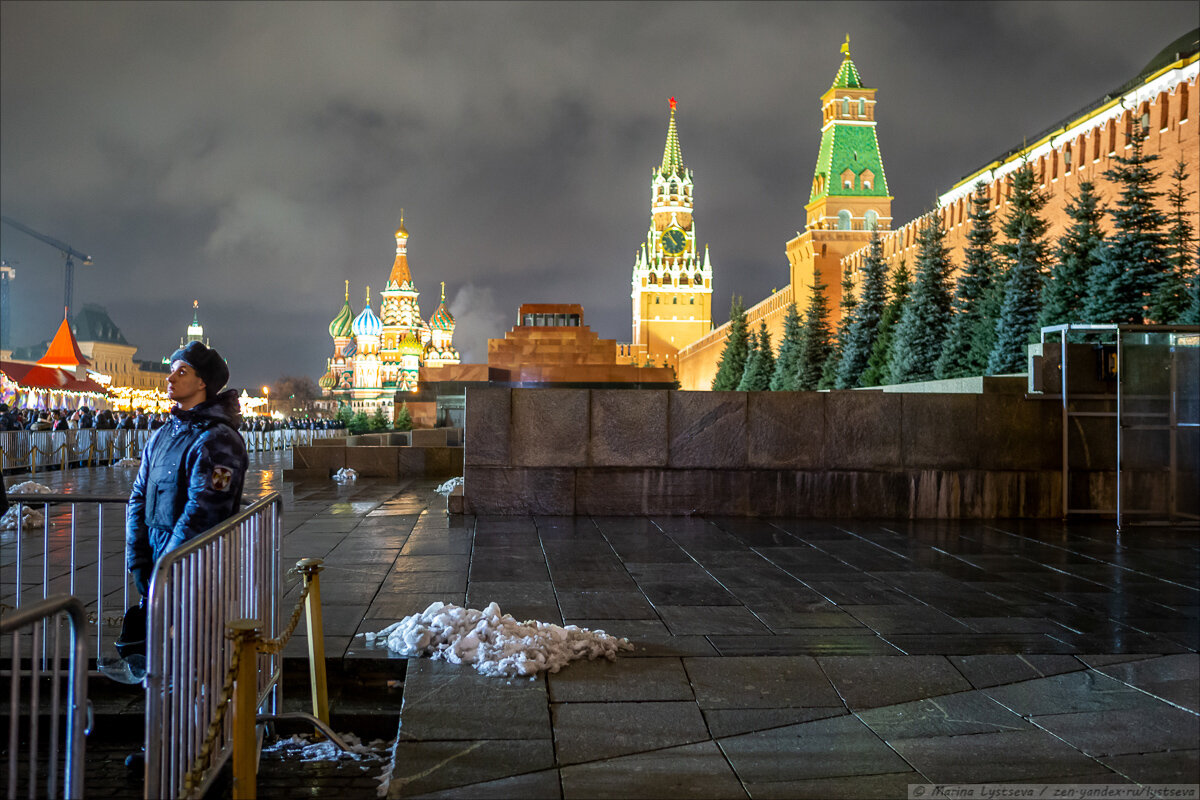 новогодняя москва лубянская площадь 2023. новогодний фейерверк. красная площадь москва 2022. будущее зима москва. заснеженная москва.