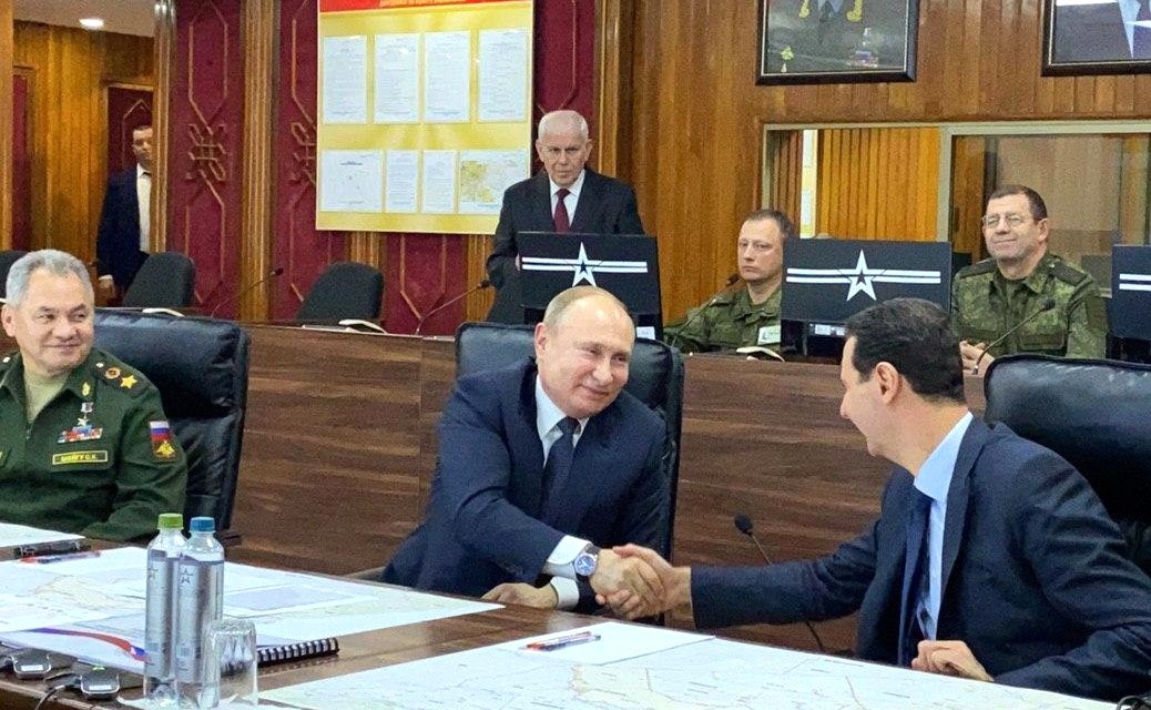 В командном пункте группировки Вооруженных Сил России в Сирийской Арабской Республике. С Президентом Сирии Башаром Асадом (справа) и Министром обороны России Сергеем Шойгу.