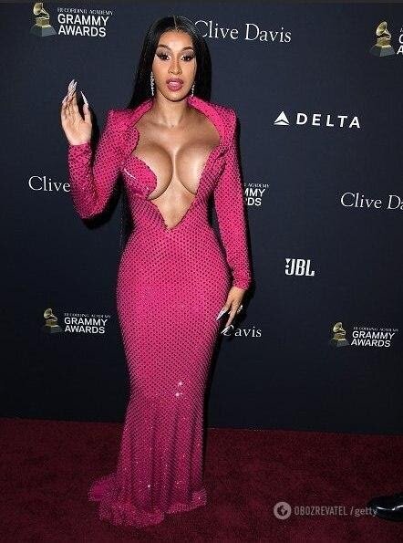 Когда женщина выбирает не платье с декольте, а декольте с платьем.