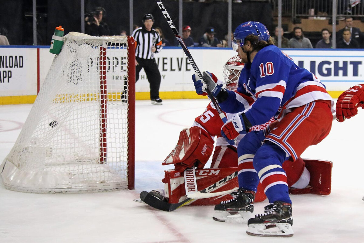В атаке Артемий Панарин   - и его точный бросок .    фото: открытые источники сети.