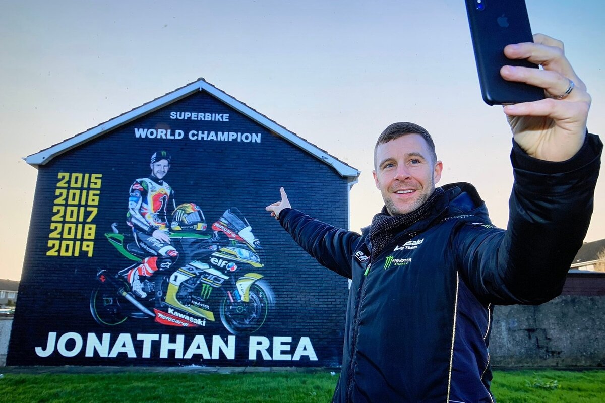 Джонатан Рей на фоне граффити со своим портретом и годами чемпионства в WSBK