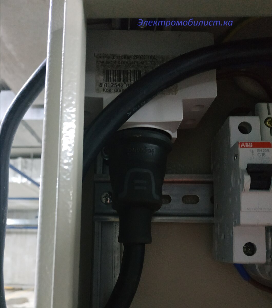 Обычная вилка для розетки с 220V