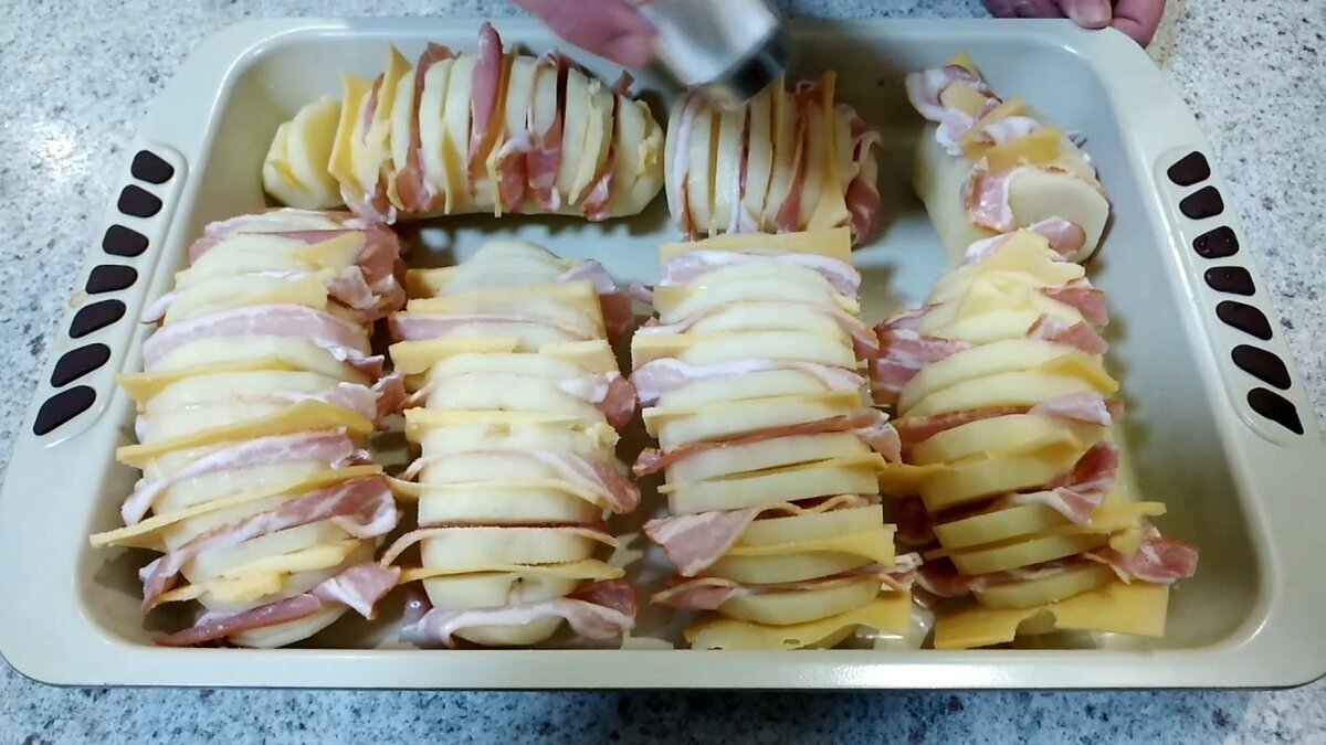 Начинаем картофель беконом и сыром