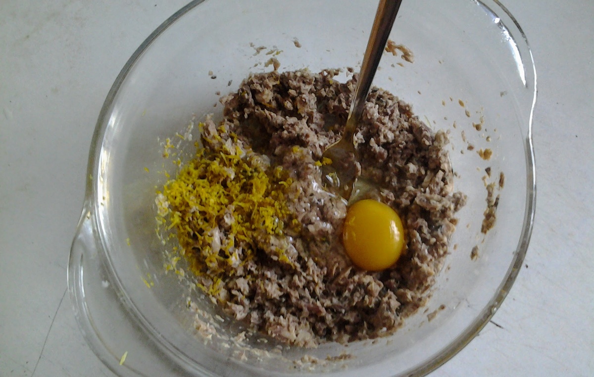 Рецепт котлет из рыбных консервов с картофелем - Лайфхакер