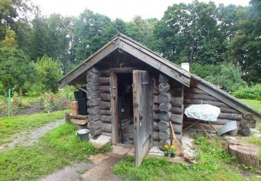 Вход в подземную теплицу Льва Толстого, расположенную в Ясной поляне.