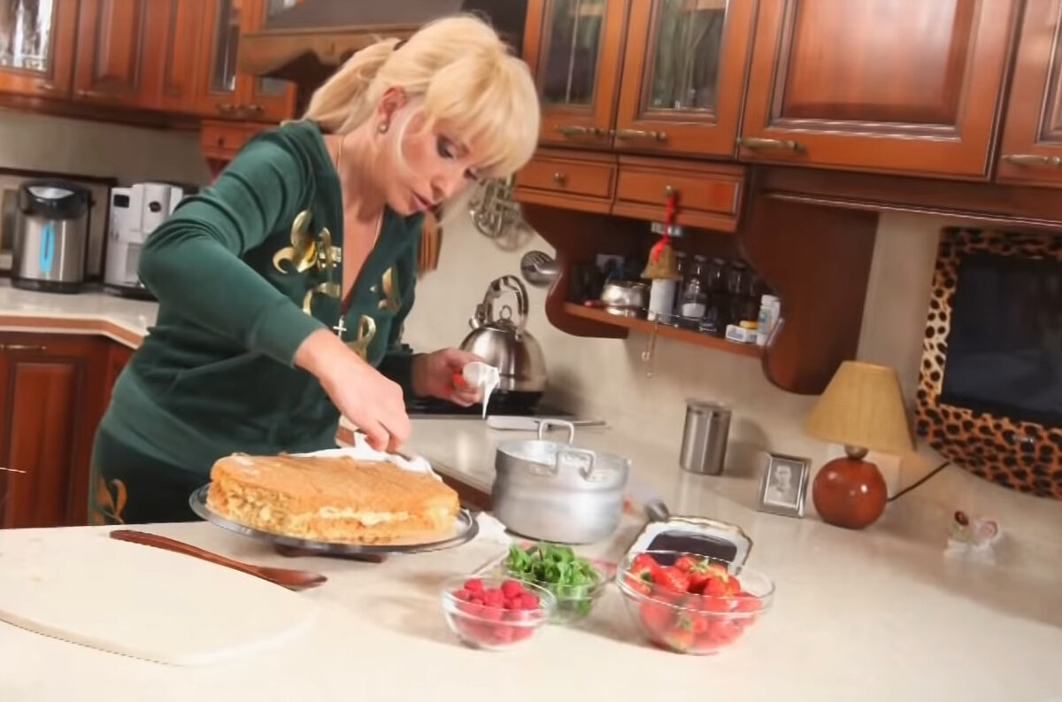 Ирина Аллегрова готовит торт