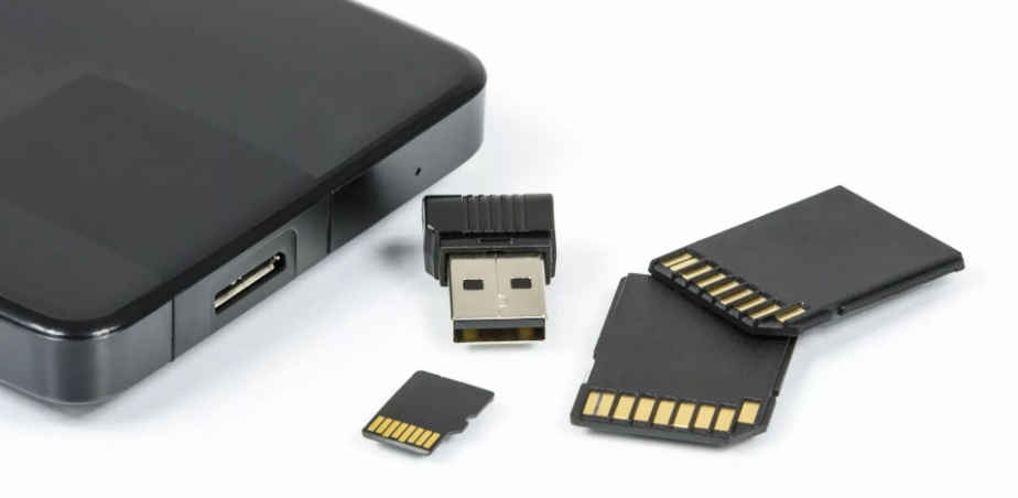 Флеш-карта, жёсткий диск и USB-флешка