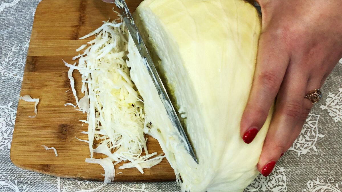 Просто пальчики оближешь и за уши не оторвете от тарелки! Вкуснейший рецепт из капусты и фарша можно подать к любому гарниру или же подавать, как отдельное блюдо. И к тому же эти ароматные котлетки с капустой из фарша очень вкусные и  полезные.