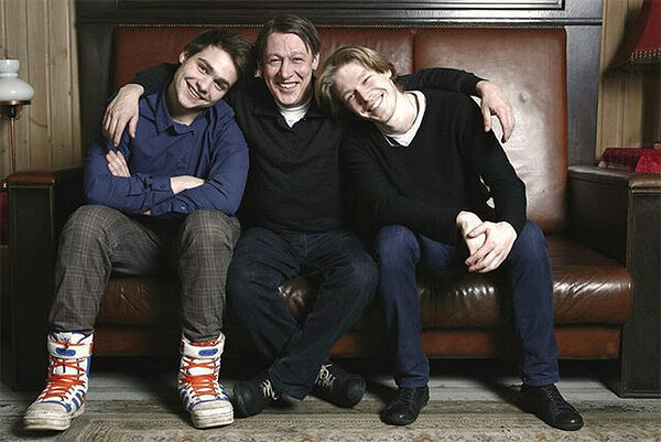 Михаил Ефремов (в центре) с сыновьями Николаем (слева) и Никитой (справа)