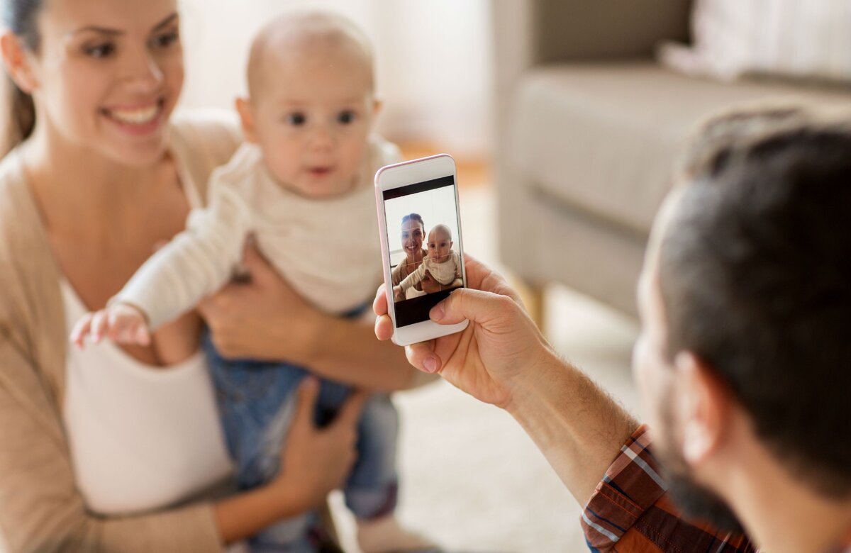 Родители фотографируют детей