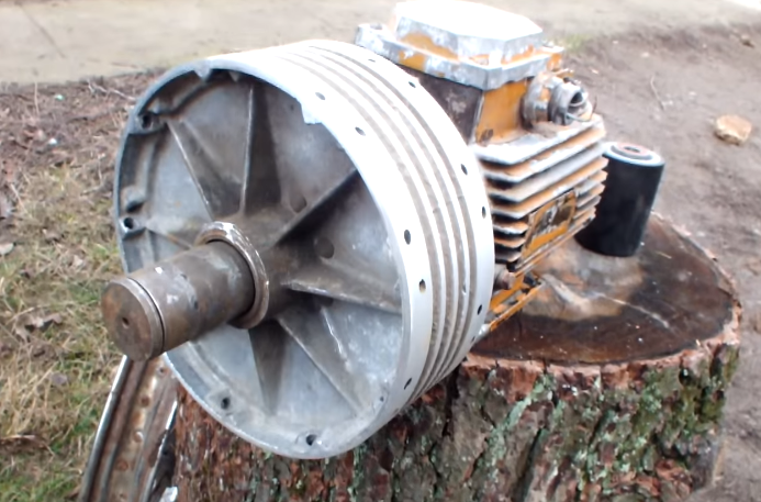 Двигатель со шкивом от мотоцикла ИЖ.