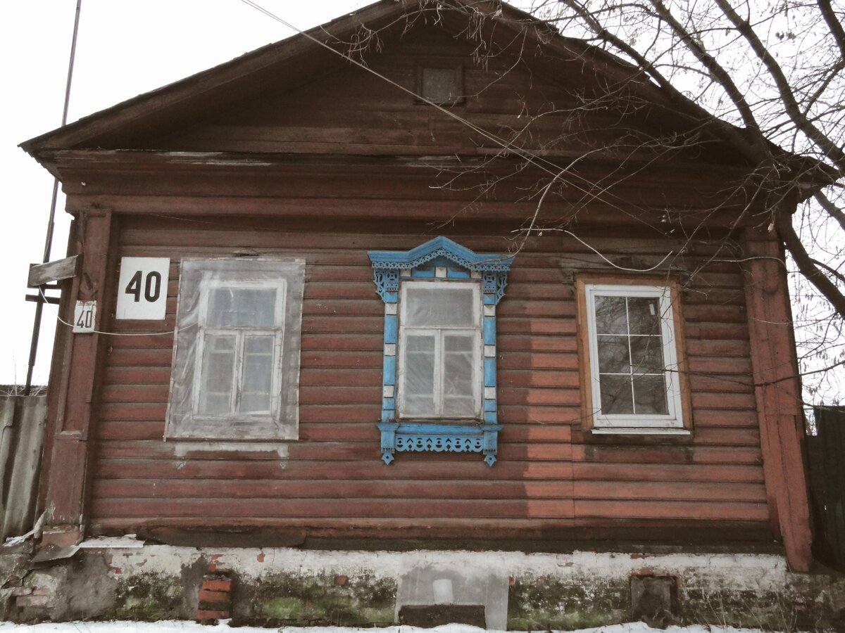 Три разновидности окон на одном фасаде