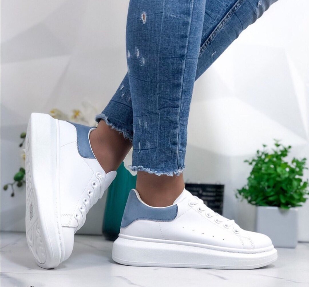 Кеды белые с синейподошевой. Alexander mcqueen кроссовки с прозрачной подошвой. Кеды белые с синей подошвой. Луи витон голубые красовки. Кроссовки женские с синей подошвой.