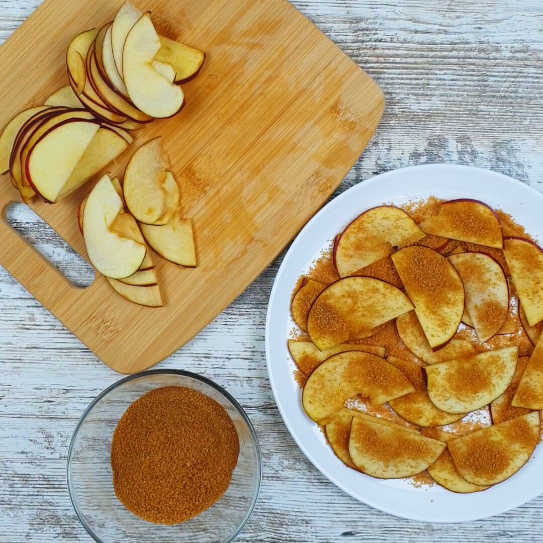 Печенье из слоеного теста с яблоками