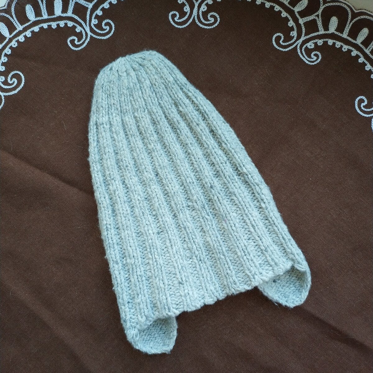 Вот такая шапочка с анатомическими ушками получилась. У меня пряжа плохо держит резинку, за счёт плотной вязки хорошо сидит на голове. В целом шапка из твида мне очень понравилась.