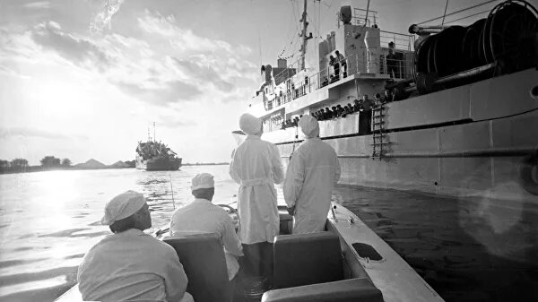 10:33 12.04.2020 (обновлено: 15:23 12.04.2020)175634© Пресс-служба мэрии МосквыПерейти в фотобанкМОСКВА, 12 апр — РИА Новости. В 52 российских регионах зарегистрировано еще 2186 больных коронавирусом, сообщил оперативный штаб по борьбе с распространением COVID-19.Больше всего новых случаев заражения выявлено в Москве (1306 человек), Московской области (278), Санкт-Петербурге (69) и Мурманской области (61).09:53Москва вводит электронные пропуска. Что нужно знатьОбщее число зараженных коронавирусом в России достигло 15 770 человек (за сутки прирост составил 16,1 процента), 130 пациентов умерли, 1291 вылечился, 146 тысяч остаются под наблюдением.В большинстве российских регионов действует режим всеобщей самоизоляции, гражданам рекомендуют не покидать свои дома без крайней необходимости и соблюдать дистанцию как минимум в один метр от других людей.Вчера, 08:00Не впервой. Как в России побеждали эпидемии полиомиелита и холеры