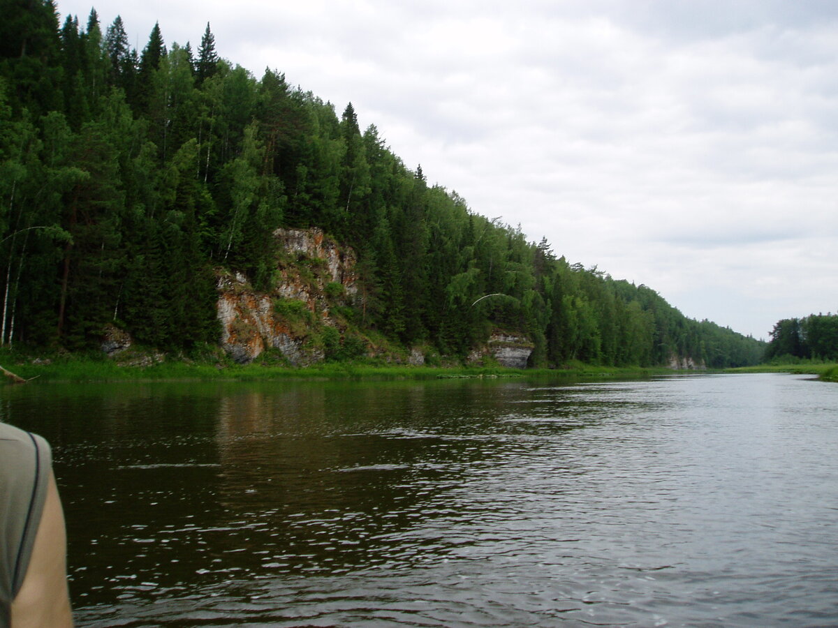 Слева камень Паклин, впереди перекат.