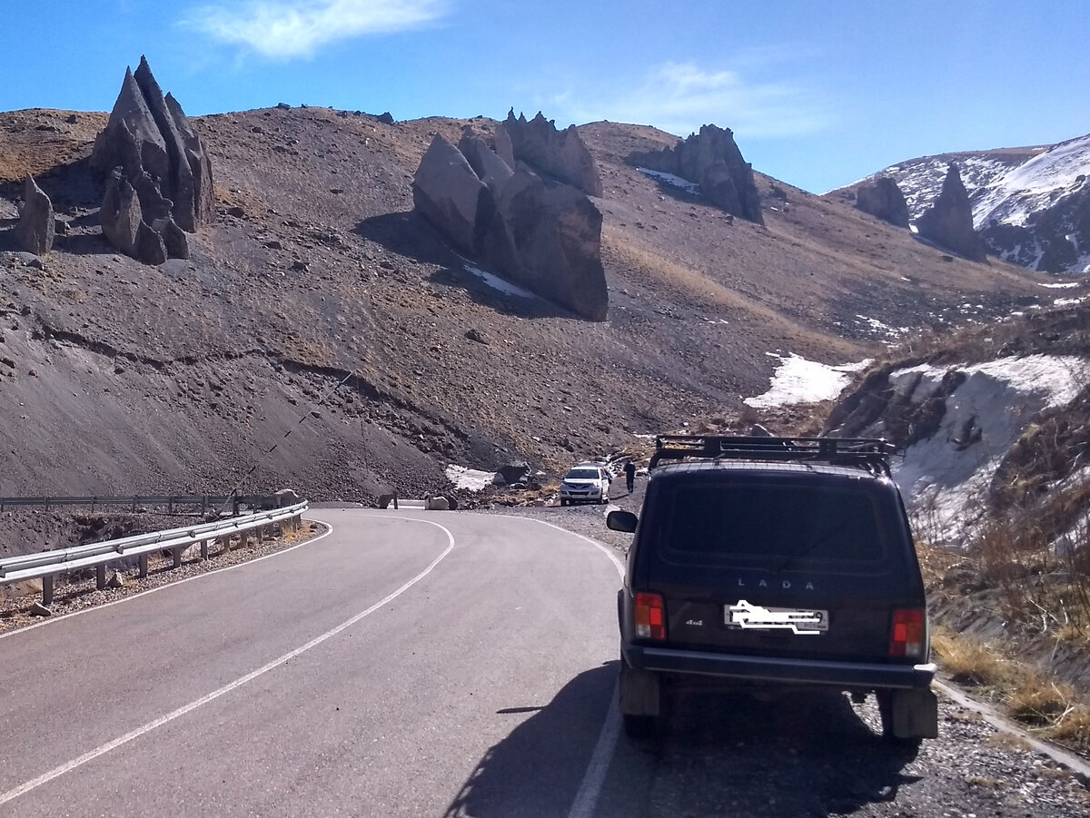 Нива , а на второй фотографии мы. В конце дороги, дальше пешком..