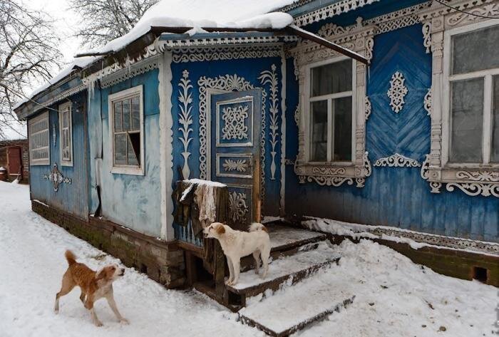  В Брянском городке Климово стоит необычный дом. С виду дом не отличается от любого другого деревенского домика в глубинке и распознать его среди сотни других не представляется возможным, да и зачем спросите вы - домик как домик. Ан нет как говорится "Встречаешь по одежке провожаешь по уму", в данном случае по внутреннему интерьеру.



