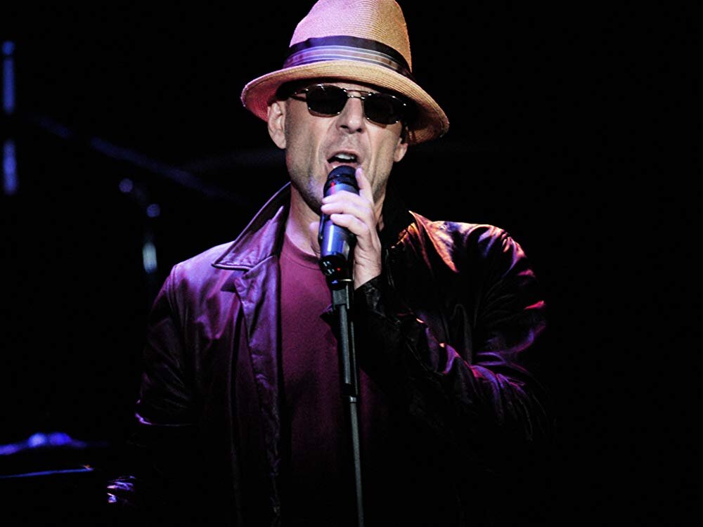 Непременной частью имиджа на сцене были и есть черные очки. Инструмент - губная гормошка (Hohner Marine Band), которые после концертов охотно раздаривает публике.