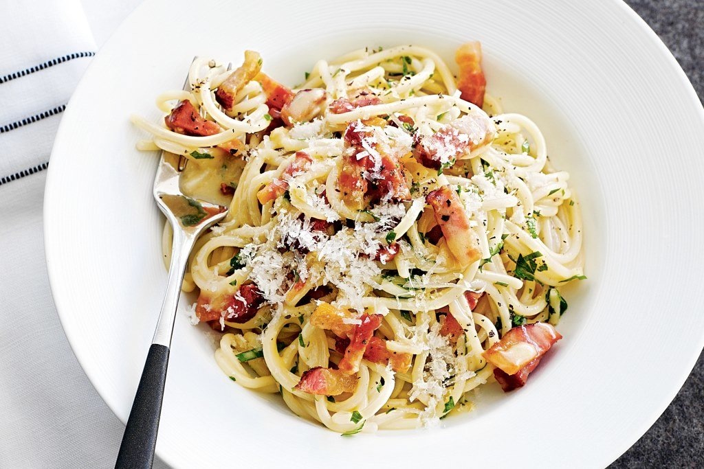Паста Карбонара (итал. Pasta alla carbonara) — спагетти с мелкими кусочками бекона (в оригинале, гуанчале или панчеттой), смешанные с соусом из яиц, сыра пармезан и пекорино романо, соли и свежемолотого чёрного перца. Этот соус доходит до полной готовности от тепла только что сваренной пасты. 
Блюдо было изобретено в середине XX века[1]. Паста Карбонара является традиционной для итальянского региона Лацио, центром которого является Рим. В других странах в соус для карбонары нередко добавляют сливки, а панчетту заменяют на бекон