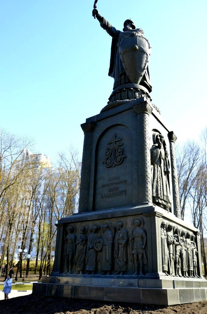 А вот и сам памятник