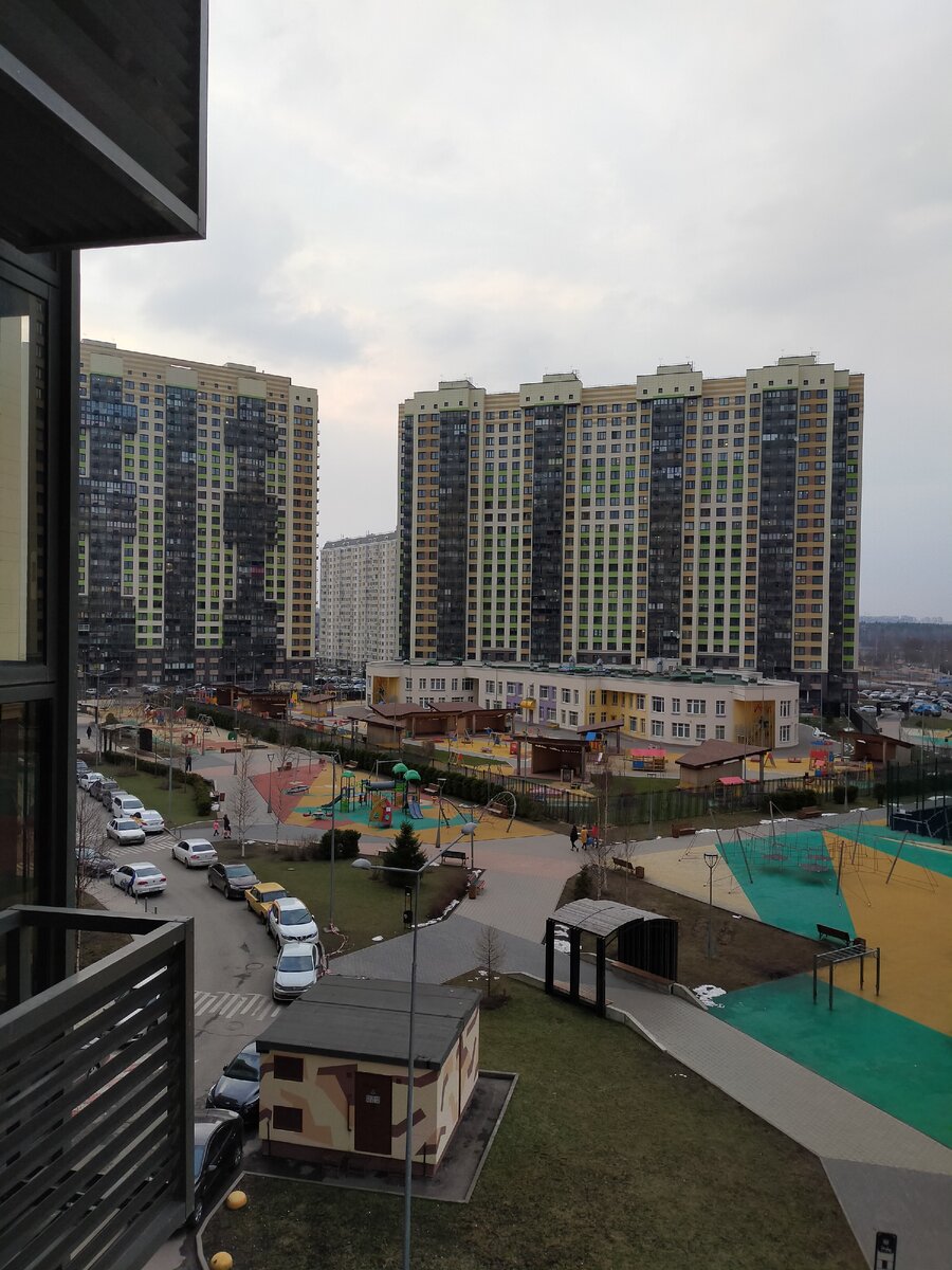 Какие квартиры продаются дольше?⠀
Если учитывать факторы, на которые собственник не в состоянии повлиять (а это район, этаж, площадь, инфраструктура), то сложнее всего продать квартиру с экстравагантным ремонтом.
⠀
Если изначально квартира покупалась «на века» и ремонтировалась «под себя» без оглядки на возможную перепродажу, но в силу обстоятельств все-таки стала предметом торга, нужно быть готовыми к тому, что не все покупатели оценят ваши дизайнерские решения. И уж тем более не стоит рассчитывать на то, что этот ремонт окупиться за счёт продажи.
⠀
Нестандартные решения в планировке и отделке, например, огромный аквариум вместо стены или красная плитка на кухне, как правило, значительно увеличивают срок экспозиции объекта.
Ну а такие изыски, как красные или черные стены и зеркальные потолки, что называется, на любителя, и порой такого любителя приходится искать месяцами.
Зеркальный потолок многим не нравиться, но сломать его жалко, и в результате большинство покупателей решают: лучше не брать!
⠀
Так что, если планируете скорейшую продажу в будущем, не надо перебарщивать с ее переделкой.
Классический и качественный ремонт всегда ценится и увеличивает в разы ликвидность объекта.