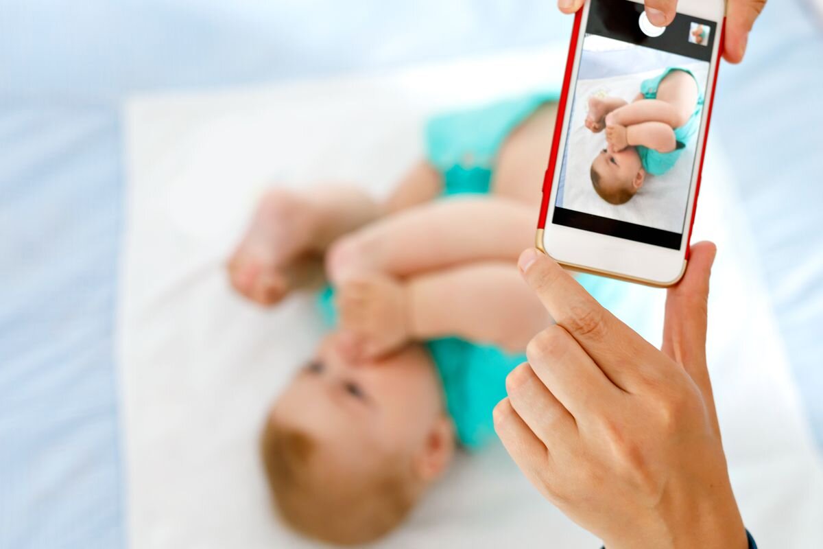 Младенец со смартфоном в 2022 году