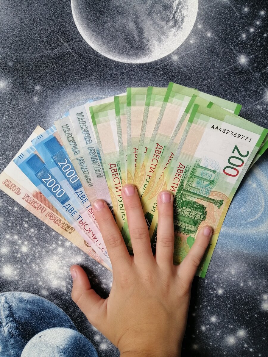 12600 рублей - такая сумма денег пройдет через его руки за 9 месяцев учебы. 