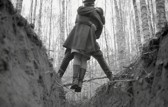 Андрей Тарковский “Иваново детство” (1962)
Фильм завоевал “Золотого Льва Святого Марка” на Венецианском кинофестивале в 1962 году. Картина была снят по мотивам повести “Иван”, в которой рассказывалось о мальчике, потерявшем родителей на войне и ставшем разведчиком в тылу у врага. Сам Тарковский отзывался о своем фильме следующим образом: “Я не пытался анализировать процессы, мне хотелось понять состояние человека, на которого воздействует война, в особенности если это все касается психики ребенка”