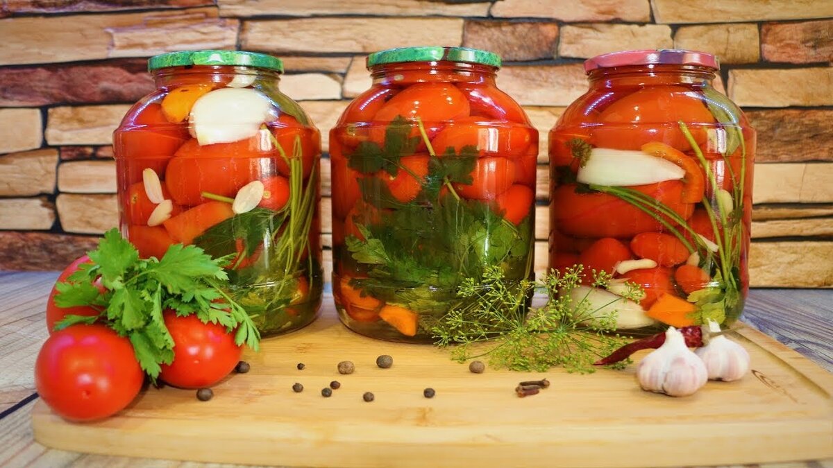 Помидоры на зиму на 1 литровую. Сладкий маринад для помидор. Помидоры домашние заготовки. Рассол для помидор на зиму. Pomidori marinad.