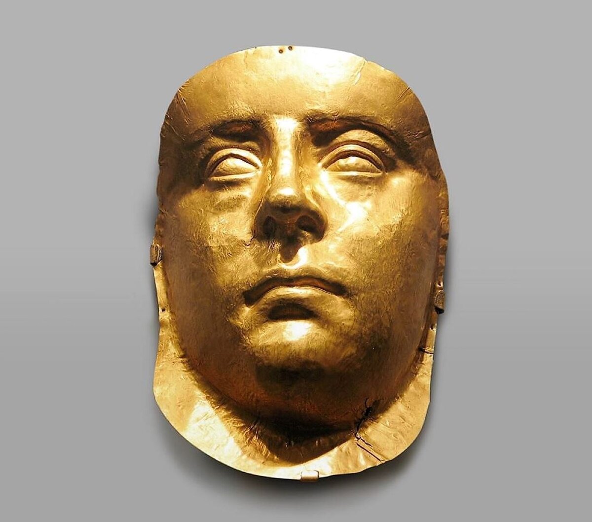 Погребальная маска, золото. Найдена в кургане у села Глинище. Боспорское царство, III в. Государственный Эрмитаж

