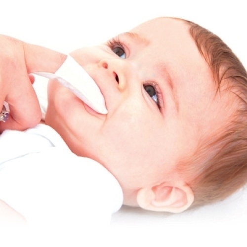 Такие дентальные салфетки просто надеваются на палец. Ими легко и безопасно чистить зубки малыша.