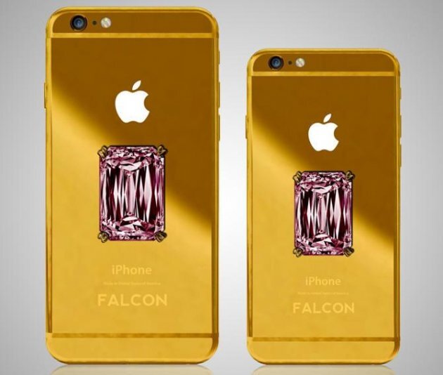 FALCON SuperNova iPhone Pink Diamond. Он представлен в моделях iPhone 6 с 4,7 дюймовым экраном и iPhone 6 Plus 5,5 дюймов.

Существует всего три версии корпуса самого дорогого телефона в мире с розовым бриллиантом:

платиновый 950 пробы Platinum iPhone;
Самый дорогой телефон в мире, FALCON SuperNova iPhone Pink Diamond
из розового золота 18 карат Rose Gold iPhone;
Самый дорогой телефон в мире, FALCON SuperNova iPhone Pink Diamond
и из желтого золота 18 карат Gold iPhone.
Самый дорогой телефон в мире, FALCON SuperNova iPhone Pink Diamond
Почти 100 000 000 долларов - такова стоимость каждой из указанных выше моделей iPhone!
 

Объем внутренней памяти новинки FALCON SuperNova составляет 128 Гб. Эти модели iPhone 6 и iPhone 6 Plus разблокированы для использования в любой точке мира. Кроме того, бесплатный пакет услуг для телефонов включает круглосуточный консьерж-сервис, доставку через известную американскую фирму-перевозчик FedEx и 5 лет гарантии.
