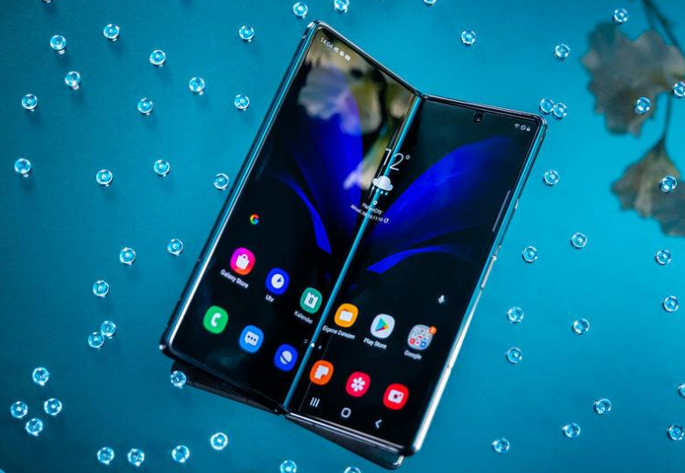 Складной AMOLED-дисплей действительно впечатляет.