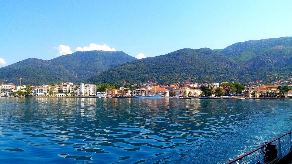 Слева-Игало, справа фланг Херцег-Нови