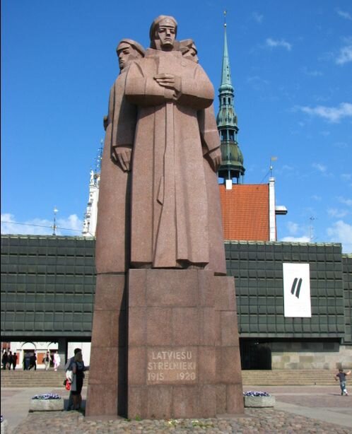 Памятник красным латышским стрелкам в Старой Риге. Позади - Музей оккупации. Раньше в нём был филиал Музея революции, посвященный всё тем же красным латышским стрелкам. Фото: venividi.ru