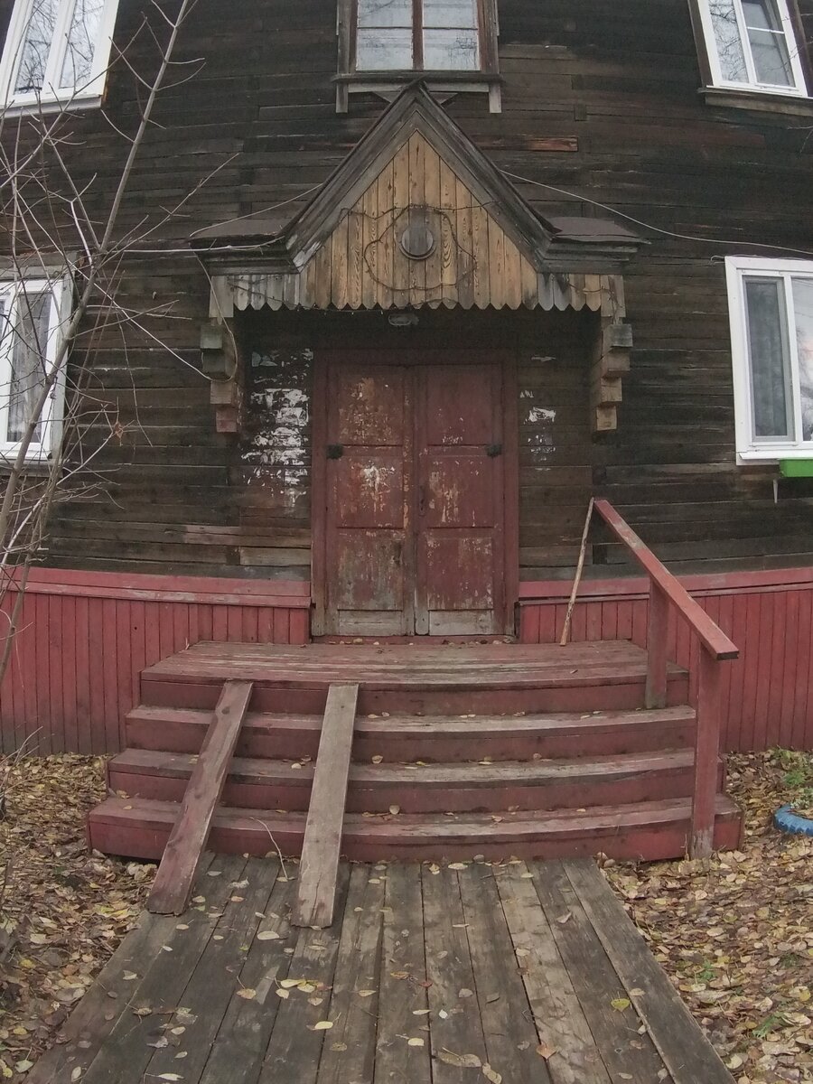 Резной деревянный козырёк в псевдорусском стиле