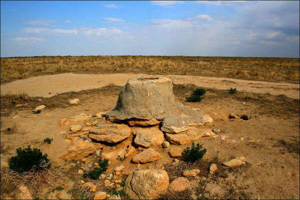 Осталось только это? Современное фото кургана у колодца Байт...