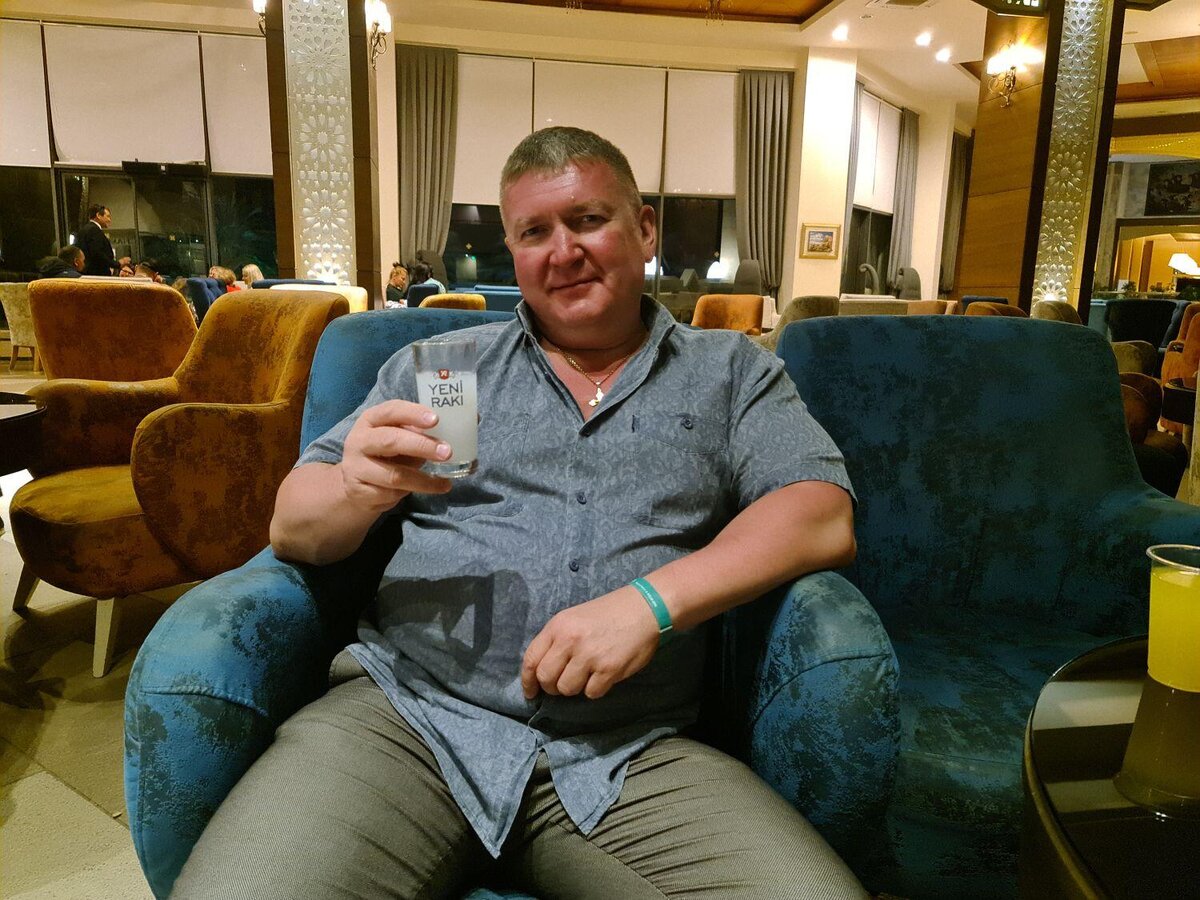 В лобби звучит приятная ненавязчивая музыка. Народу "почти никого". Все внимание на нас и для нас. Приятно!