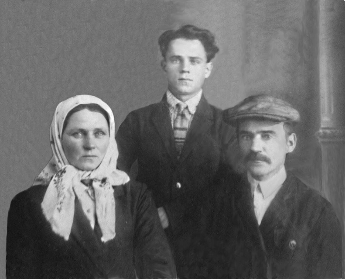 Прасковья Петровна, Пётр и Иван Кириллович. Фото перед расставанием с Петром