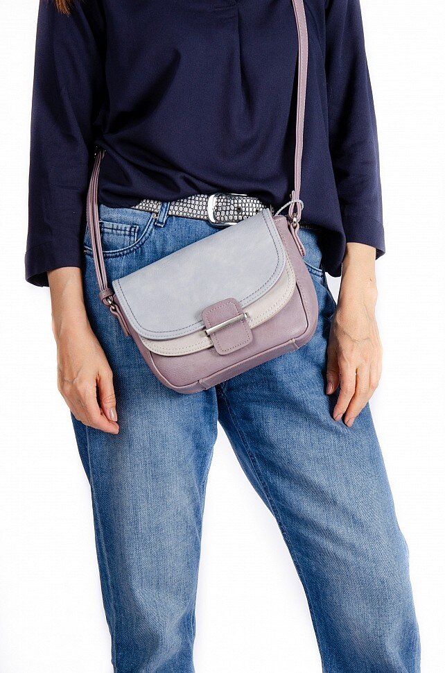 отдавайте предпочтение фактурной натуральной коже или качественному кожзаму. Настоятельно не рекомендуется выбирать глянцевые модели из лаковой кожи. Они быстро изнашиваются и выглядят довольно дешево.Классический – самый строгий и статусный. Если решили купить женскую сумку в этом стиле,Фотография маленькой сумки бренда Kenguru
