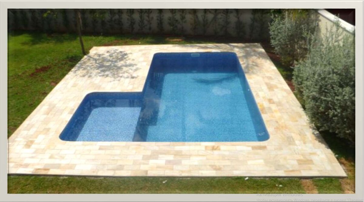 бассейн во дворе дома